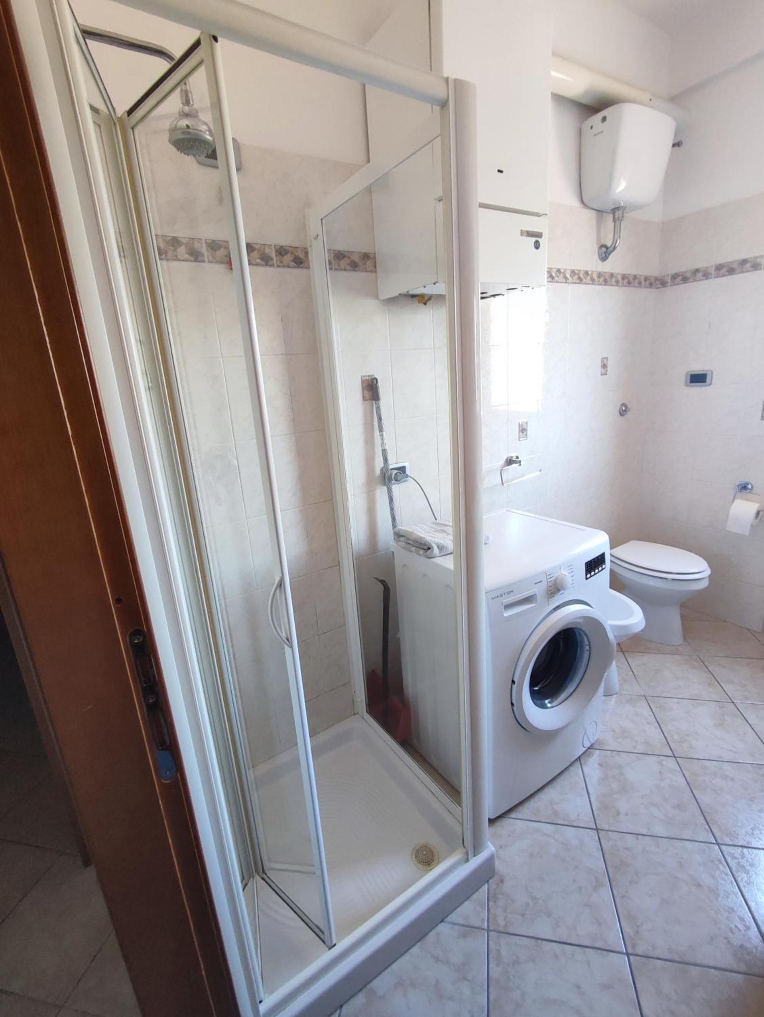 Alloggio Alfa - Central Apartment Civitavecchia Luaran gambar