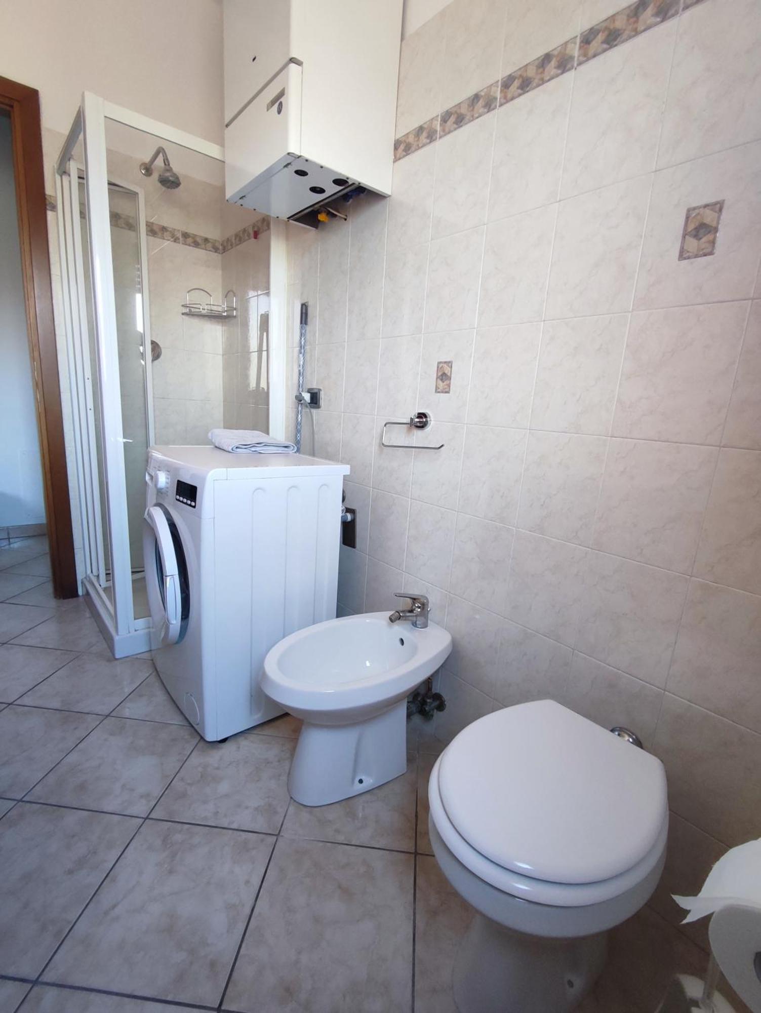 Alloggio Alfa - Central Apartment Civitavecchia Luaran gambar